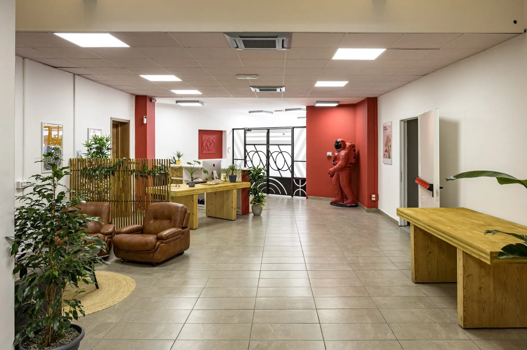 Area relax e lounge del coworking Fabbriche Binarie a Modena