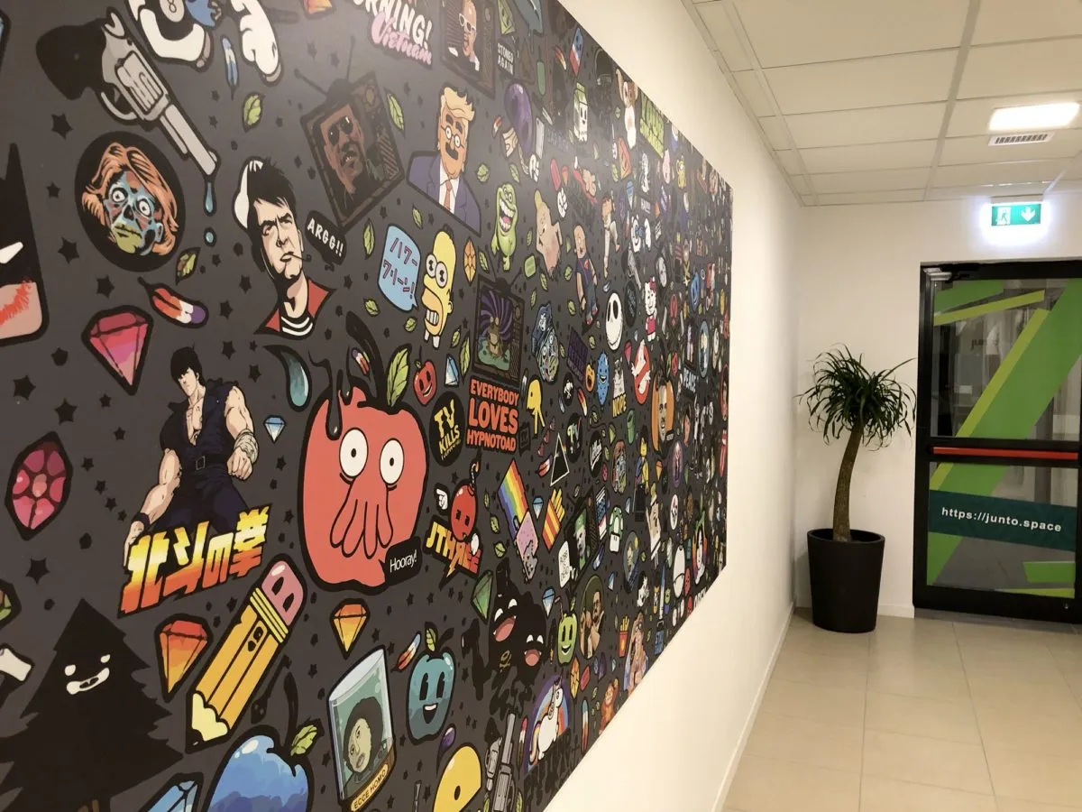 Corridoio di Fabbriche Binarie a Modena con parete decorata in stile street art
