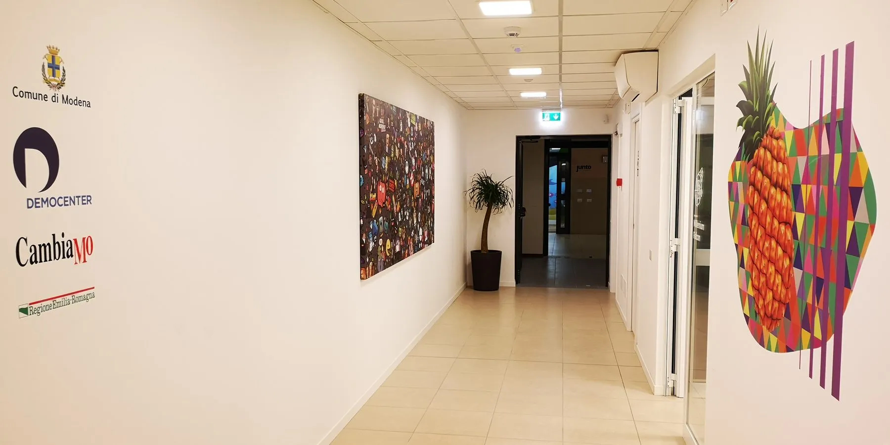 Ingresso e corridoio espositivo di Fabbriche Binarie a Modena
