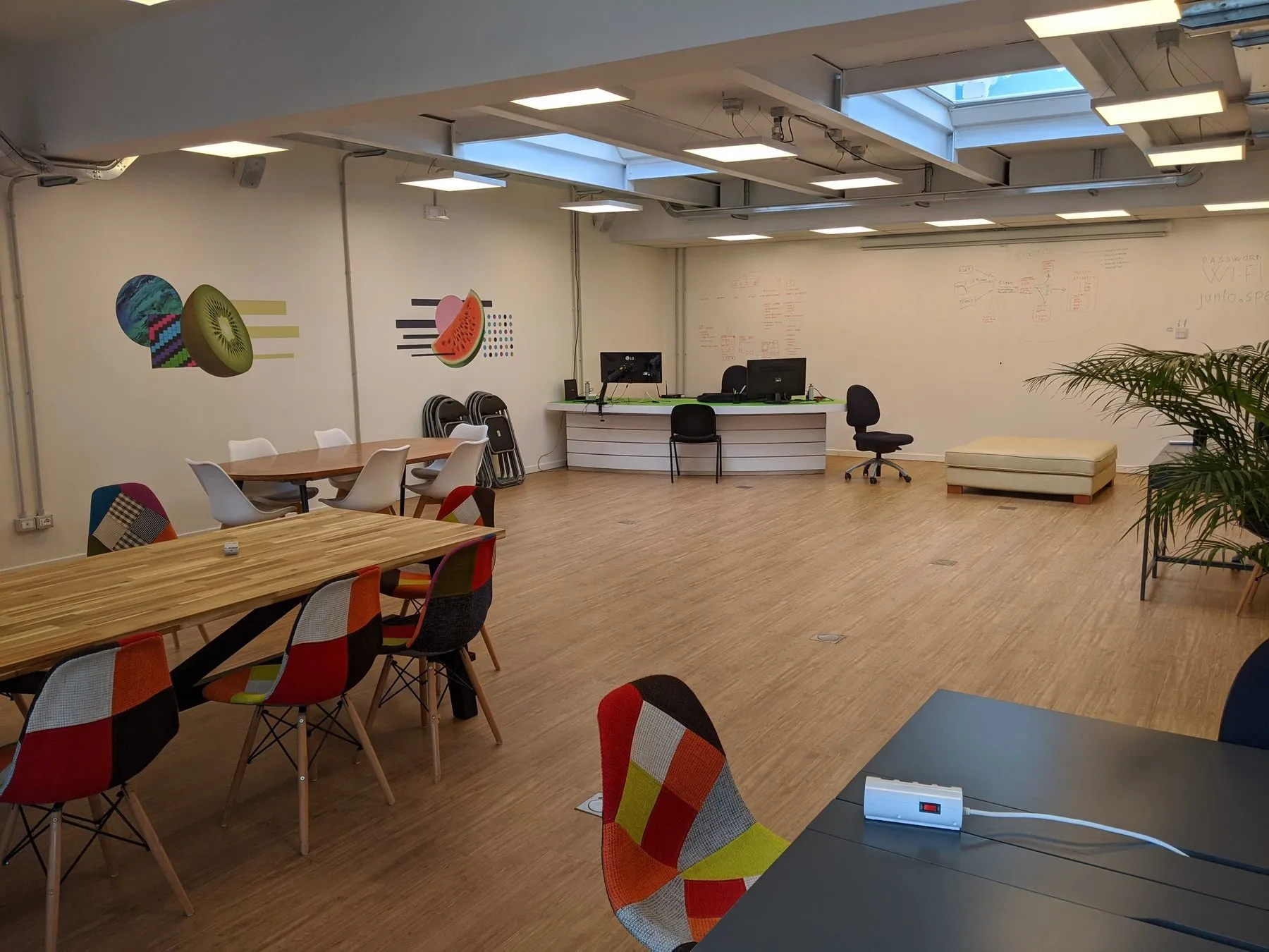 Open space del coworking Fabbriche Binarie a Modena con tavolo condiviso e grandi finestre