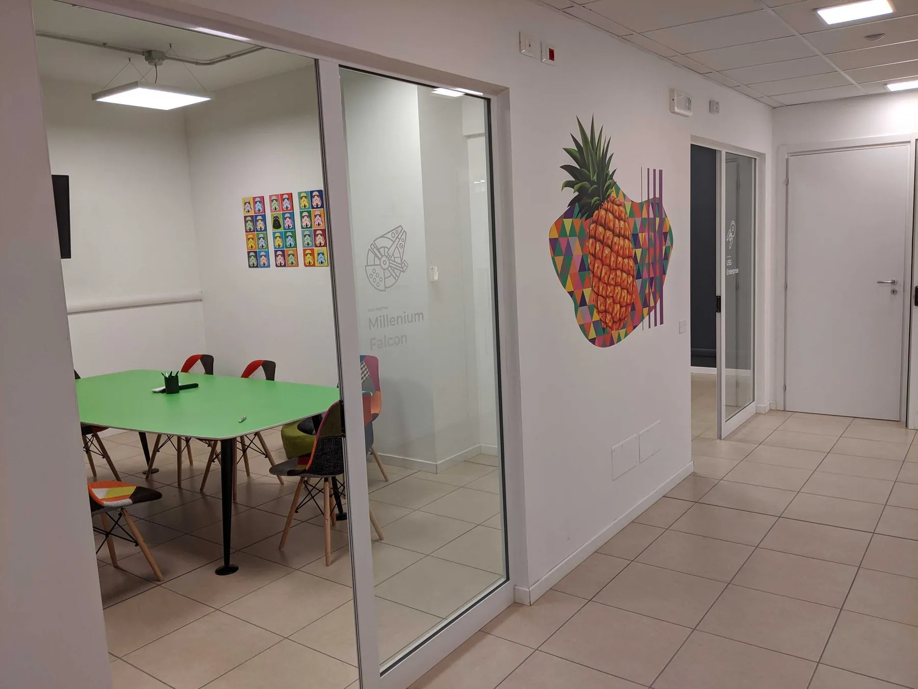 Sala riunioni vetrata del coworking Fabbriche Binarie a Modena