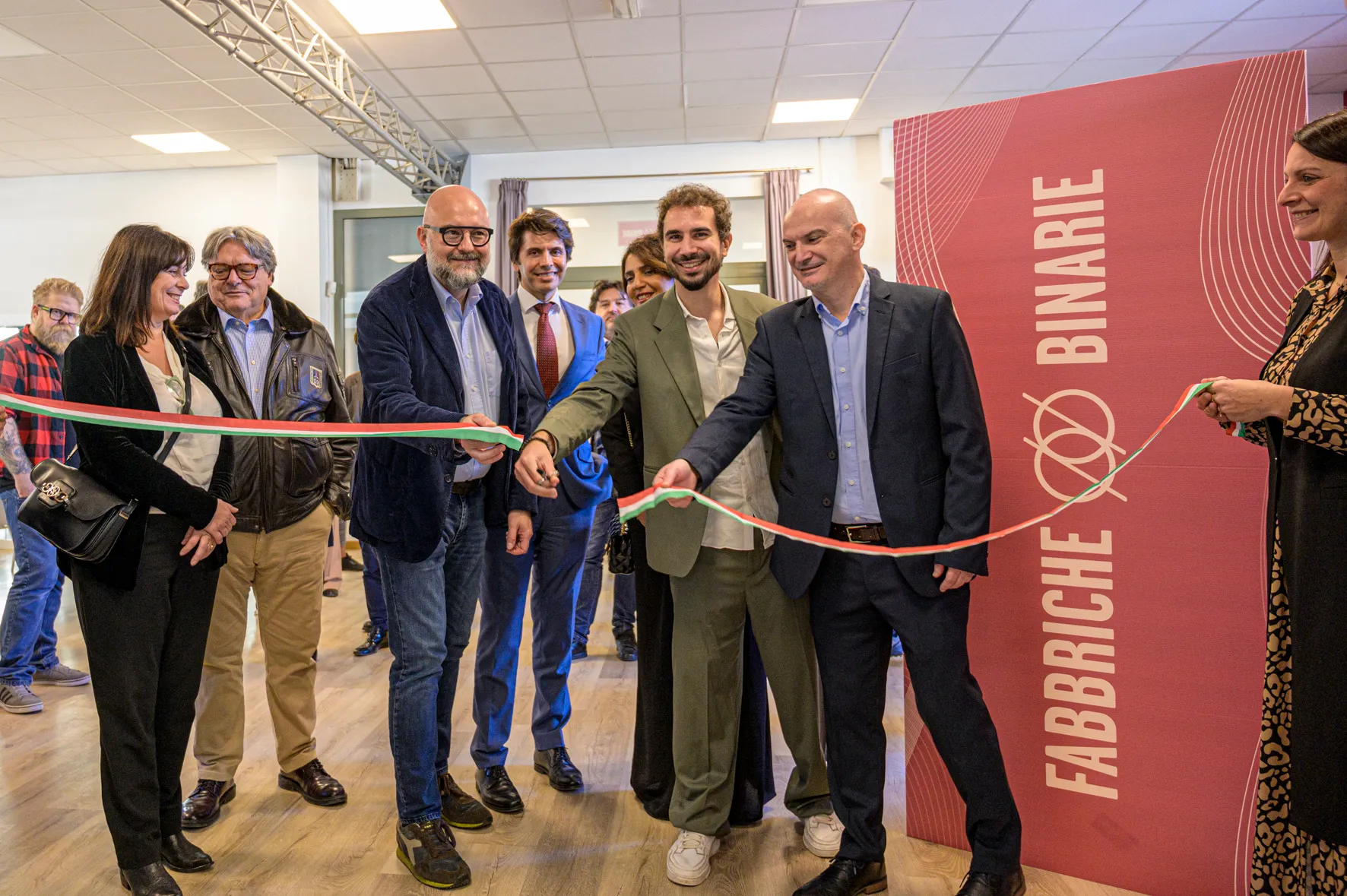 Inaugurazione di Fabbriche Binarie a Modena nel 2024: il sindaco Massimo Mezzetti con i fondatori di Junto Yuri Grassi e Andrea Pelleschi al taglio del nastro