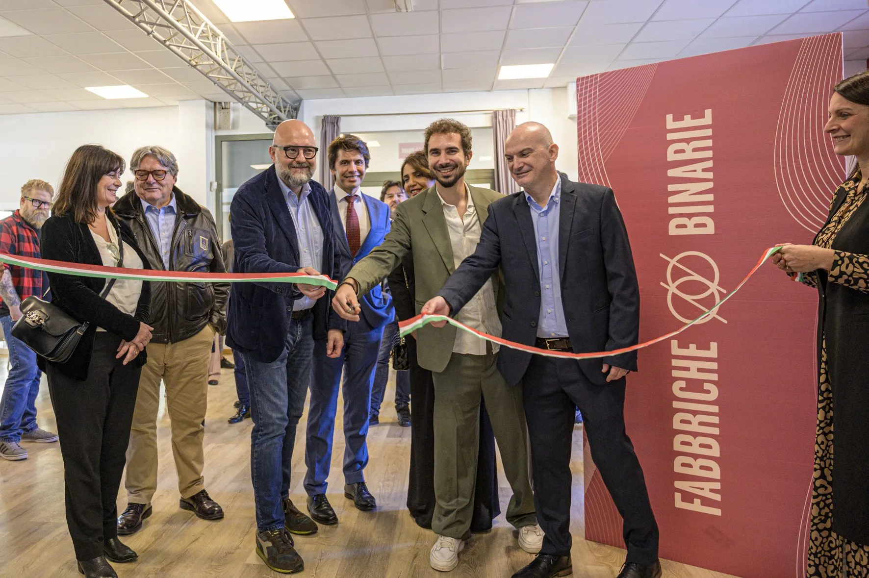 Taglio del nastro all'inaugurazione di Fabbriche Binarie a Modena nel 2024