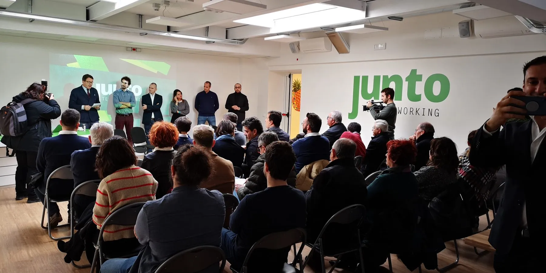 Sala eventi di Fabbriche Binarie a Modena durante una conferenza con il pubblico