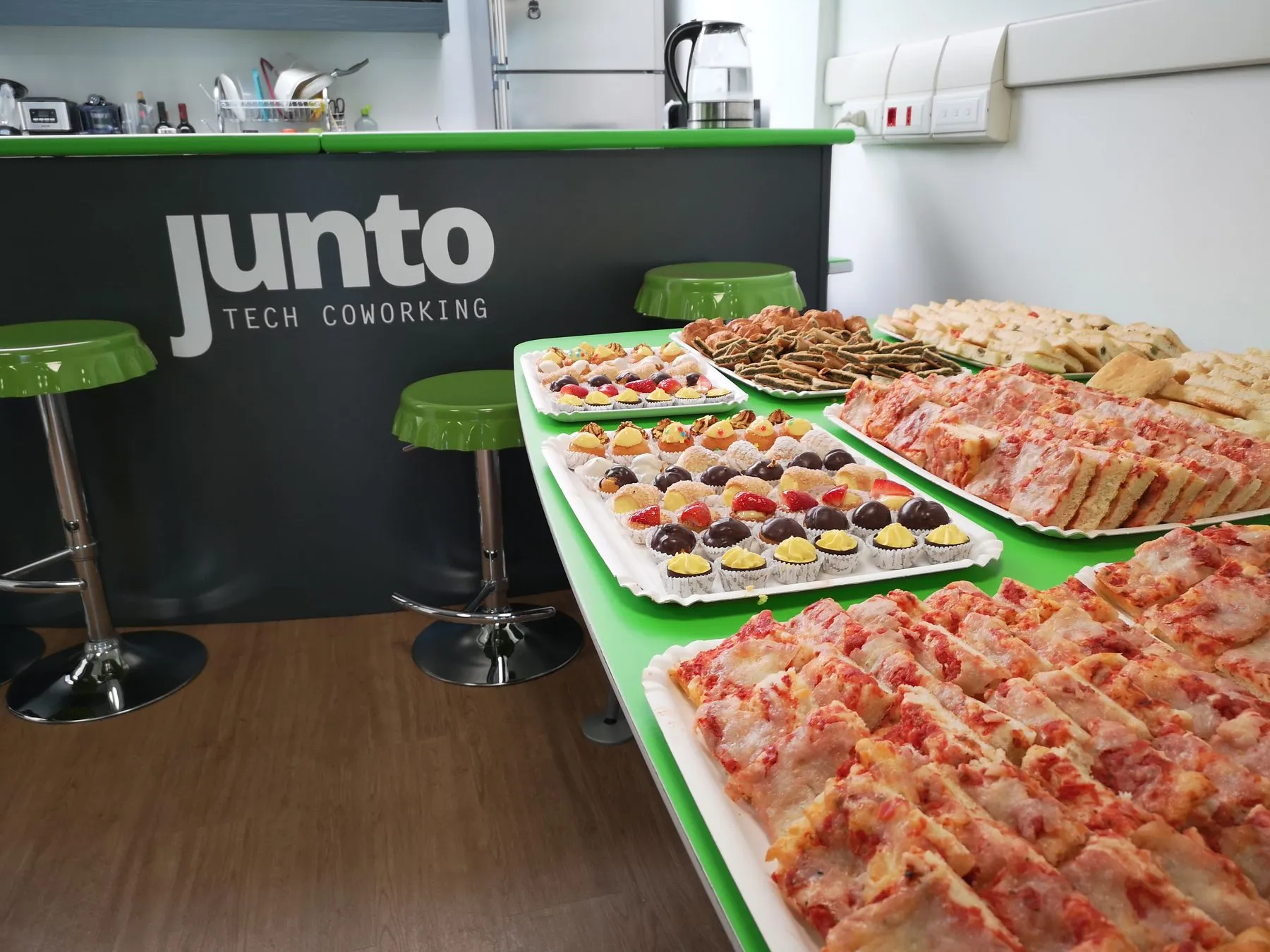 Spazio eventi di Fabbriche Binarie a Modena allestito per un aperitivo di networking